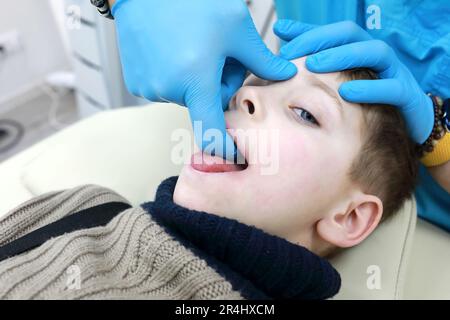 Osteopath behandelt das Atmungssystem des Schuljungen in der Klinik Stockfoto