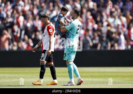 ROTTERDAM - (LR) Feyenoord Torwart Ofir Marciano mit seinem Sohn während des niederländischen Premier-League-Spiels zwischen Feyenoord und Vitesse am 28. Mai 2023 im Feyenoord-Stadion de Kuip in Rotterdam, Niederlande. ANP MAURICE VAN STONE Stockfoto