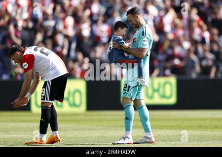 ROTTERDAM - (LR) Feyenoord Torwart Ofir Marciano mit seinem Sohn während des niederländischen Premier-League-Spiels zwischen Feyenoord und Vitesse am 28. Mai 2023 im Feyenoord-Stadion de Kuip in Rotterdam, Niederlande. ANP MAURICE VAN STONE Stockfoto