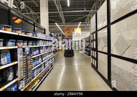 Moskau, Russland -21. August 2022. Keramikfliesen und Fugenmörtel im Baustofflager Petrovich Stockfoto