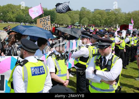 London, Großbritannien. 28. Mai 2023 Transsexualrechtsaktivisten protestieren während Posie Parkers Rede am Reformers' Tree im Hyde Park. Kellie-Jay Keen (auch bekannt als Posie Parker) ist der Gründer von „für Frauen kämpfen“. Die Kundgebung heißt „Let Women Speak“. Die Polizei war gezwungen, geschlechtskritische Aktivisten und Protestprotestierende bei einer Kundgebung der Frauenrechtlerin Kellie-Jay Keen voneinander zu trennen. Kredit: Waldemar Sikora/Alamy Live News Stockfoto