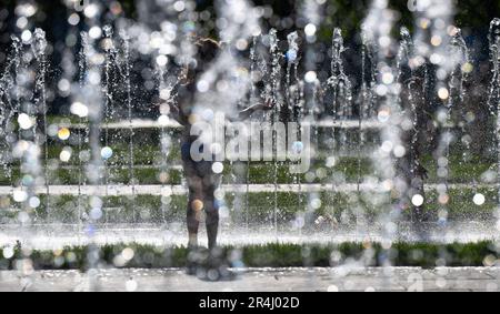 Berlin, Deutschland. 28. Mai 2023. Kinder spielen bei Sommertemperaturen am Springbrunnen vor dem Kanzleramt. Kredit: Monika Skolimowska/dpa/Alamy Live News Stockfoto