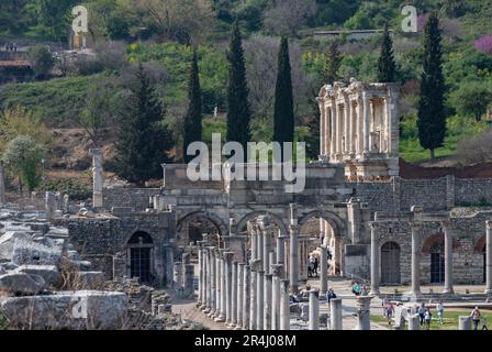 Ein Bild der Celsus-Bibliothek und des Tors von Mazeus und Mithridates in der antiken Stadt Ephesus. Stockfoto