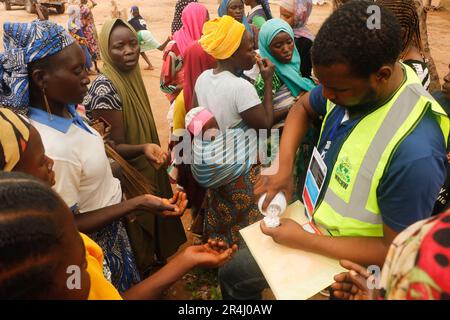Die Menschen werden in einer Notunterkunft im Durumi-Lager in Abuja gesehen, wie sie kostenlose medizinische Versorgung erhalten. Das IDP Camp Durumi beherbergt über 2.000 Binnenvertriebene. Die Vertriebenen werden aufgrund der Aufstände in den nordöstlichen Provinzen Nigerias, die täglich zunehmen, in Lagern untergebracht. Nigeria. Stockfoto