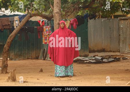 Porträt einer nigerianischen Frau. Die Menschen werden in einer Notunterkunft im Durumi-Lager in Abuja gesehen, wie sie kostenlose medizinische Versorgung erhalten. Das IDP Camp Durumi beherbergt über 2.000 Binnenvertriebene. Die Vertriebenen werden aufgrund der Aufstände in den nordöstlichen Provinzen Nigerias, die täglich zunehmen, in Lagern untergebracht. Nigeria. Stockfoto