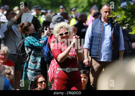 London, Großbritannien. 28. Mai 2023 Kellie-Jay Keen-Minshull, auch bekannt als Posie Parker. Transsexualrechtsaktivisten protestieren während Posie Parkers Rede am Reformers' Tree im Hyde Park. Kellie-Jay Keen (auch bekannt als Posie Parker) ist der Gründer von „für Frauen kämpfen“. Die Kundgebung heißt „Let Women Speak“. Die Polizei war gezwungen, geschlechtskritische Aktivisten und Protestprotestierende bei einer Kundgebung der Frauenrechtlerin Kellie-Jay Keen voneinander zu trennen. Kredit: Waldemar Sikora/Alamy Live News Stockfoto