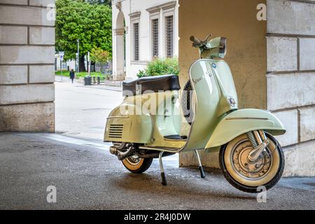 Piaggio Vespa Roller unter einer Spielhalle, Vicenza, Veneto, Italien Stockfoto