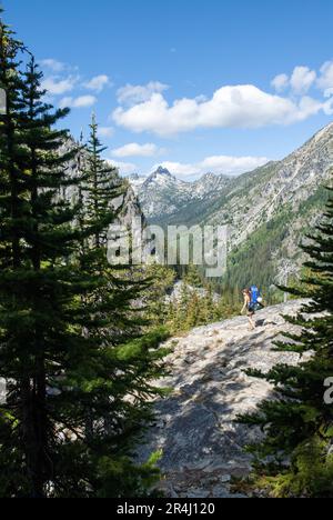 Eine Frau, die unter dem Dragon Tail Peak, den Cascades Mountains, Washington wandert Stockfoto