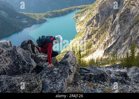 Alleinstehende Frau unterhalb des Dragon Tail Peak, Cascades Mountains, Washington Stockfoto