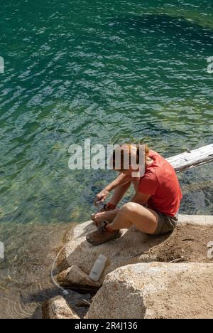 Alleinstehende Frau unterhalb des Dragon Tail Peak, Cascades Mountains, Washington Stockfoto