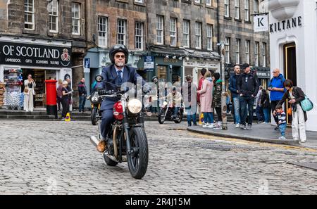 Männer fahren klassisches Motorrad in Distinguished Gentlemen's Ride, Royal Mile, Edinburgh, Schottland, Großbritannien Stockfoto