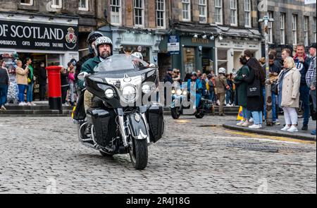 Männer fahren klassisches Motorrad in Distinguished Gentlemen's Ride, Royal Mile, Edinburgh, Schottland, Großbritannien Stockfoto