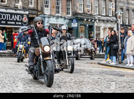 Ein Mann fährt ein klassisches Motorrad in Distinguished Gentlemen's Ride, Royal Mile, Edinburgh, Schottland, Großbritannien Stockfoto