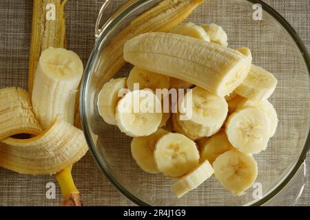 Reife frische Bananenscheiben in einer Glasschale Stockfoto