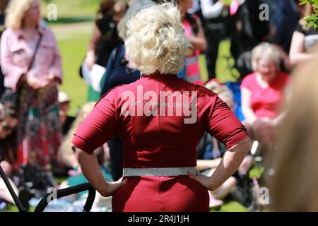 London, Großbritannien. 28. Mai 2023 Kellie-Jay Keen-Minshull, auch bekannt als Posie Parker. Transsexualrechtsaktivisten protestieren während Posie Parkers Rede am Reformers' Tree im Hyde Park. Kellie-Jay Keen (auch bekannt als Posie Parker) ist der Gründer von „für Frauen kämpfen“. Die Kundgebung heißt „Let Women Speak“. Die Polizei war gezwungen, geschlechtskritische Aktivisten und Protestprotestierende bei einer Kundgebung der Frauenrechtlerin Kellie-Jay Keen voneinander zu trennen. Kredit: Waldemar Sikora/Alamy Live News Stockfoto