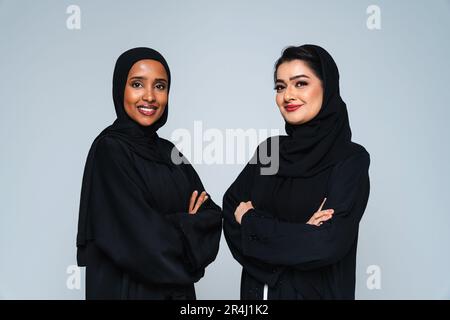 Wunderschöne arabische Frauen aus dem Nahen Osten mit traditionellem Abaya-Kleid im Studio - arabisch-muslimisches Frauenporträt in Dubai, Vereinigte Arabische Emirate Stockfoto