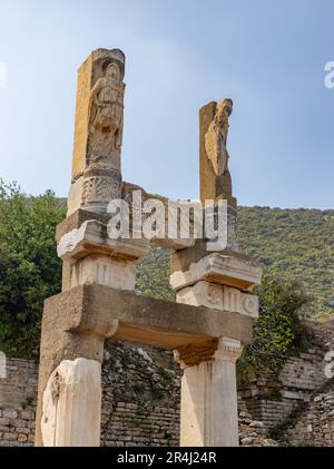 Ein Bild des Domitian-Tempels in der antiken Stadt Ephesus. Stockfoto