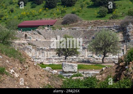 Ein Bild des Odeon in der antiken Stadt Ephesus aus der Ferne. Stockfoto