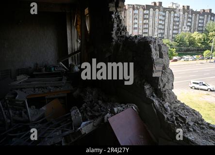 Kiew, Ukraine. 28. Mai 2023. Innenansicht eines beschädigten Gebäudes, das bei einem Angriff der iranischen Shahed-Angriffsdrohne der russischen Armee in Kiew beschädigt wurde. Die russische Armee griff die Ukraine mit Shahed-Angriffsdrohnen an. Das ukrainische Militär zerstörte 52 von 54 russischen Drohnen. In der Hauptstadt der Ukraine wurden mehr als 40 Drohnen abgeschossen. Kredit: SOPA Images Limited/Alamy Live News Stockfoto