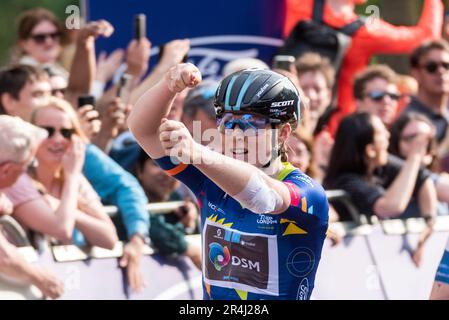 Westminster, London, Großbritannien. 28. Mai 2023. Das UCI Women’s WorldTour Classique Stage 3 92km-Straßenrennen fand auf einer Rennstrecke statt, auf der die City of London und Westminster zu sehen waren, wobei die Fahrer von Anfang bis Ende 8 Runden in der Mall absolvierten. Rund 100 Top-Fahrer nahmen an den Wettkämpfen der großen internationalen Teams Teil. Nach einem langen Sprint in der Mall gewann auch Charlotte Kool von Team DSM den Sieg. Feiern nach dem Abschluss Stockfoto