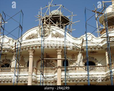 Kairo, Ägypten, Mai 10 2023: Eine neue Wohnhausvilla im Bau mit Gerüsten auf den Gebäuden zum Anstreichen und Veredeln des Exters Stockfoto