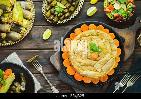 Arabische Küche; nahöstliche traditionelle Mahshy- oder Dolma-Gerichte. Gefüllte Kohlrollen, Weinblätter, Zucchini, Auberginen und Paprika. Stockfoto