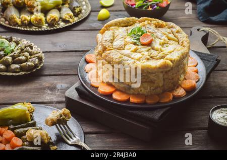 Arabische Küche; nahöstliche traditionelle Mahshy- oder Dolma-Gerichte. Gefüllte Kohlrollen, Weinblätter, Zucchini, Auberginen und Paprika. Stockfoto