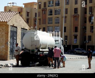 Kairo, Ägypten, Mai 15 2023: Ein Wassertankfahrzeug mit sauberem Wasser als Notfalleinsatz in allen Gebieten mit Wasserausfall zur Trinkwasserversorgung Stockfoto