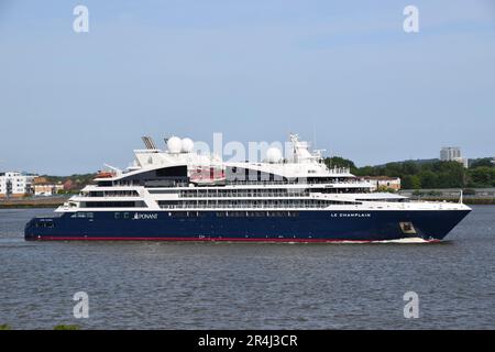 Ponant Cruises Schiff Le Champlain fährt auf der Themse bei einem Besuch in London Stockfoto