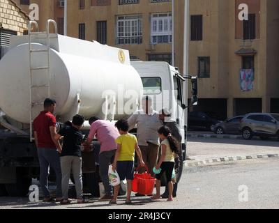 Kairo, Ägypten, Mai 15 2023: Ein Wassertankfahrzeug mit sauberem Wasser als Notfalleinsatz in allen Gebieten mit Wasserausfall zur Trinkwasserversorgung Stockfoto