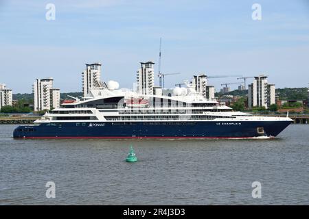 Ponant Cruises Schiff Le Champlain fährt auf der Themse bei einem Besuch in London Stockfoto