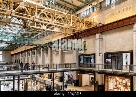 Turbinenhalle A am Battersea Power Station wurde restauriert und ist jetzt ein wichtiges Einkaufs- und Freizeitziel, London SW11 Stockfoto