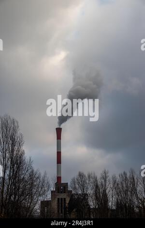 Städtische Verschmutzung vermischt mit Morgennebel, Belgrader Stadtlandschaft, schonen die Umwelt und die Emission von CO2-Bilanz Stockfoto