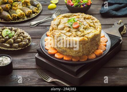 Arabische Küche; nahöstliche traditionelle Mahshy- oder Dolma-Gerichte. Gefüllte Kohlrollen, Weinblätter, Zucchini, Auberginen und Paprika. Stockfoto