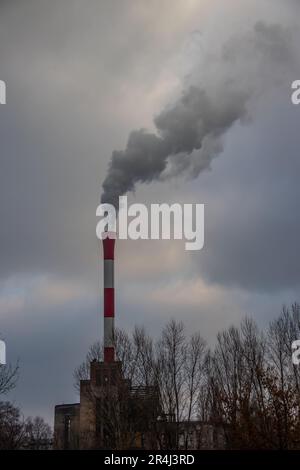 Städtische Verschmutzung vermischt mit Morgennebel, Belgrader Stadtlandschaft, schonen die Umwelt und die Emission von CO2-Bilanz Stockfoto