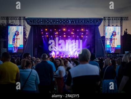 Warrington, Cheshire, Großbritannien. 27. Mai 2023. Großbritannien - das Neighbourhood Weekender Music Festival fand samstags und sonntags im Victoria Park statt. Die Sängerin und Songwriterin aus Glasgow, Rianne Downey, schloss sich Paul Heaton am Samstagabend auf der Hauptbühne an. Kredit: John Hopkins/Alamy Live News Stockfoto