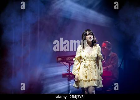 Warrington, Cheshire, Großbritannien. 27. Mai 2023. Großbritannien - das Neighbourhood Weekender Music Festival fand samstags und sonntags im Victoria Park statt. Die Sängerin und Songwriterin aus Glasgow, Rianne Downey, schloss sich Paul Heaton am Samstagabend auf der Hauptbühne an. Kredit: John Hopkins/Alamy Live News Stockfoto