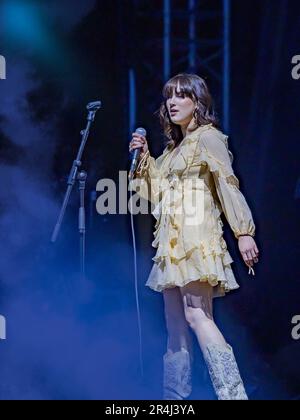 Warrington, Cheshire, Großbritannien. 27. Mai 2023. Großbritannien - das Neighbourhood Weekender Music Festival fand samstags und sonntags im Victoria Park statt. Die Sängerin und Songwriterin aus Glasgow, Rianne Downey, schloss sich Paul Heaton am Samstagabend auf der Hauptbühne an. Kredit: John Hopkins/Alamy Live News Stockfoto