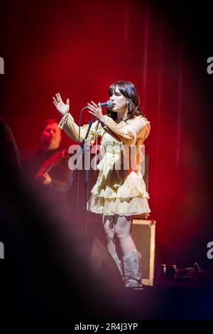 Warrington, Cheshire, Großbritannien. 27. Mai 2023. Großbritannien - das Neighbourhood Weekender Music Festival fand samstags und sonntags im Victoria Park statt. Die Sängerin und Songwriterin aus Glasgow, Rianne Downey, schloss sich Paul Heaton am Samstagabend auf der Hauptbühne an. Kredit: John Hopkins/Alamy Live News Stockfoto