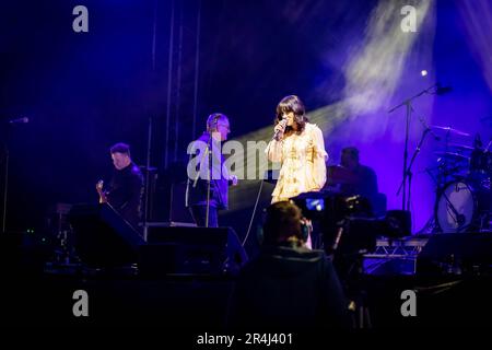 Warrington, Cheshire, Großbritannien. 27. Mai 2023. Großbritannien - das Neighbourhood Weekender Music Festival fand samstags und sonntags im Victoria Park statt. Die Sängerin und Songwriterin aus Glasgow, Rianne Downey, schloss sich Paul Heaton am Samstagabend auf der Hauptbühne an. Kredit: John Hopkins/Alamy Live News Stockfoto