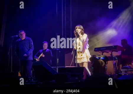 Warrington, Cheshire, Großbritannien. 27. Mai 2023. Großbritannien - das Neighbourhood Weekender Music Festival fand samstags und sonntags im Victoria Park statt. Die Sängerin und Songwriterin aus Glasgow, Rianne Downey, schloss sich Paul Heaton am Samstagabend auf der Hauptbühne an. Kredit: John Hopkins/Alamy Live News Stockfoto