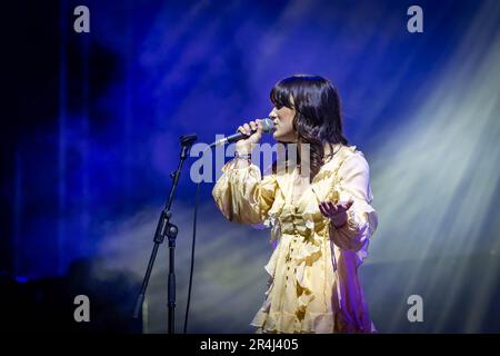 Warrington, Cheshire, Großbritannien. 27. Mai 2023. Großbritannien - das Neighbourhood Weekender Music Festival fand samstags und sonntags im Victoria Park statt. Die Sängerin und Songwriterin aus Glasgow, Rianne Downey, schloss sich Paul Heaton am Samstagabend auf der Hauptbühne an. Kredit: John Hopkins/Alamy Live News Stockfoto