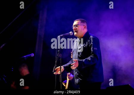 Warrington, Cheshire, Großbritannien. 27. Mai 2023. Großbritannien - das Neighbourhood Weekender Music Festival fand samstags und sonntags im Victoria Park statt. Die Sängerin und Songwriterin aus Glasgow, Rianne Downey, schloss sich Paul Heaton am Samstagabend auf der Hauptbühne an. Kredit: John Hopkins/Alamy Live News Stockfoto