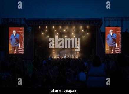 Warrington, Cheshire, Großbritannien. 27. Mai 2023. Großbritannien - das Neighbourhood Weekender Music Festival fand samstags und sonntags im Victoria Park statt. Die Sängerin und Songwriterin aus Glasgow, Rianne Downey, schloss sich Paul Heaton am Samstagabend auf der Hauptbühne an. Kredit: John Hopkins/Alamy Live News Stockfoto