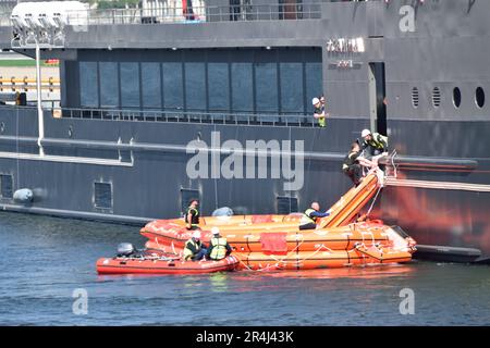 Das neue batteriebetriebene Unterhaltungsschiff OceanDiva London, das in den Royal Docks in London Rettungsflößversuche durchführt Stockfoto