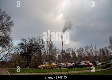 Städtische Verschmutzung vermischt mit Morgennebel, Belgrader Stadtlandschaft, schonen die Umwelt und die Emission von CO2-Bilanz Stockfoto