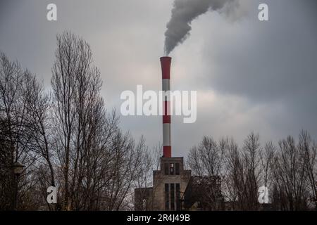 Städtische Verschmutzung vermischt mit Morgennebel, Belgrader Stadtlandschaft, schonen die Umwelt und die Emission von CO2-Bilanz Stockfoto