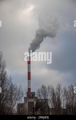 Städtische Verschmutzung vermischt mit Morgennebel, Belgrader Stadtlandschaft, schonen die Umwelt und die Emission von CO2-Bilanz Stockfoto