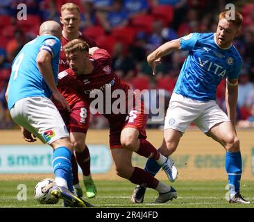 LONDON, ENGLAND – MAI 28: Carlisles Alfie McCalmont und Paddy Madden von Stockport kämpfen um den Ball während Carlisle United gegen Stockport County, Sky Bet League Two Play-Off-Finale im Wembley Stadium am 28. Mai 2023 in London, England. (Foto von MB Media) Stockfoto