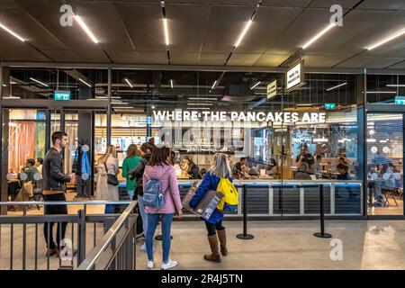 Leute essen im Where the Pancakes are, einem Pfannkuchenrestaurant im Boiler House North an der Battersea Power Station, London, SW11 Stockfoto